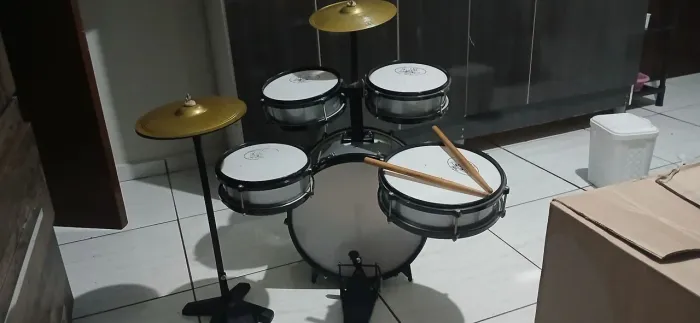Bateria infantil A.M. Rock Baby. (Avaria na fixação de 1 tom.)
