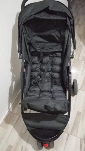 Itens de bebê. Carrinho e canguru em perfeitas condições. Os dois por 250 reais