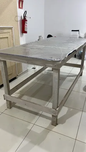 2 BANCADAS DE TRABALHO 