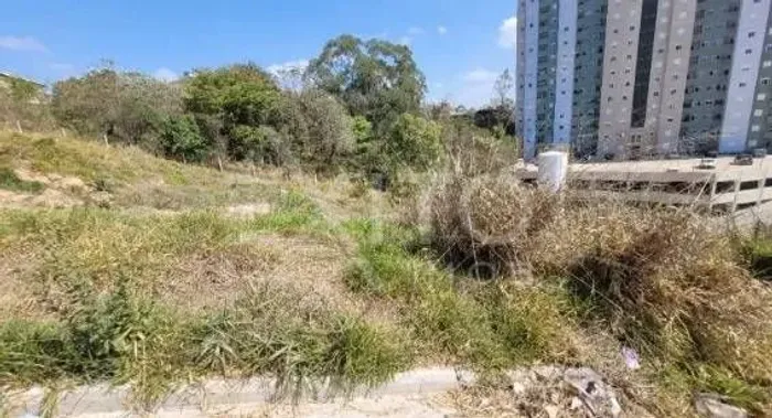 Terreno de 180m² à Venda no Parque Petrópolis - Várzea Paulista/SP Aceita Carro e Sala Com