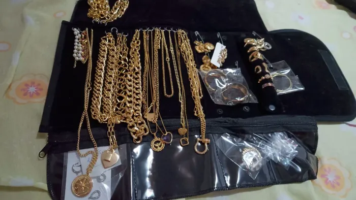 VENDO MOSTRUÁRIO CHEIO BIJUTERIAS FINAS R$ 110,00