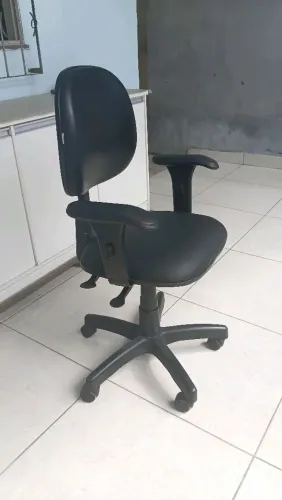 Vendo cadeira de escritório giratória