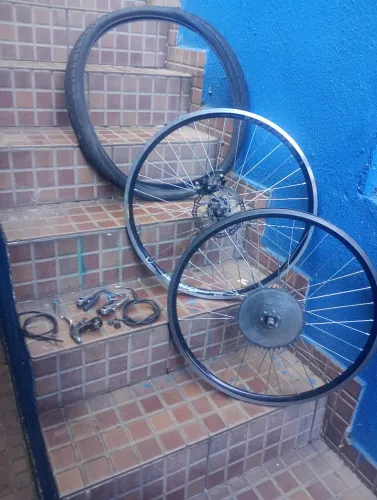 Jogo de roda Aero , com disco de freio catraca e coroa para motorizada.