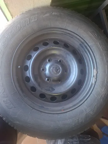 Jogo de Rodas Originais Hilux com Pneus Bridgestone 265 65 R17.