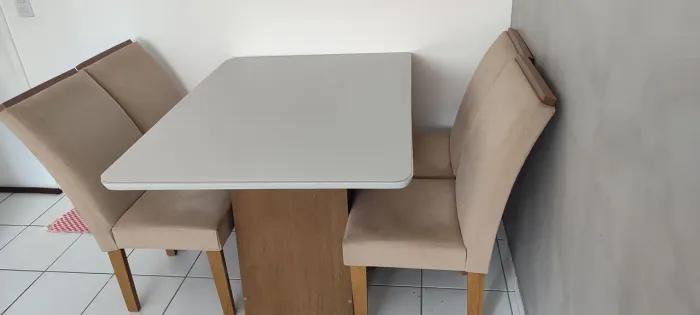 Mesa com tampa de vidro