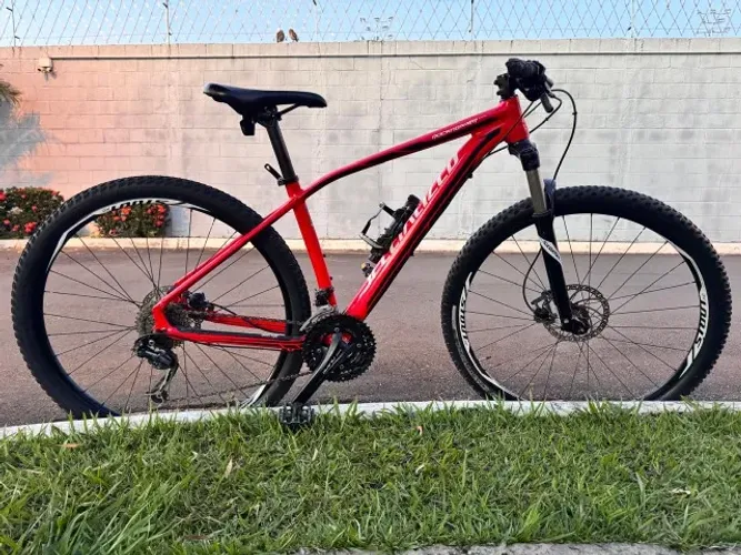 Bicicleta MTB Specialized Rockhopper Aro 29 - Excelente estado
