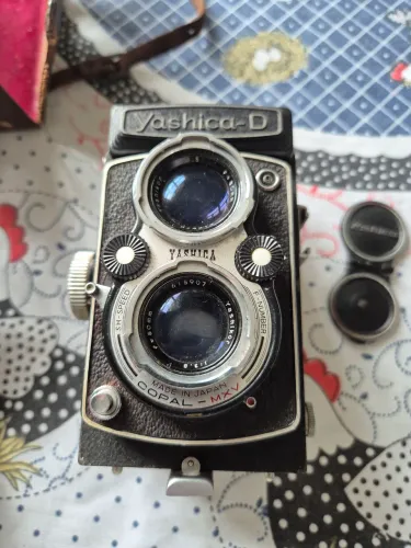 Máquina fotográfica antiga Yashica D