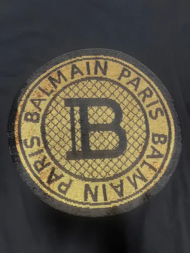 Camiseta Balmain com Medalhão Circular e Aplique de Paetês (lantejoulas).