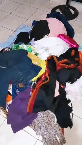 LOTE DE 200 PEÇAS DE ROUPAS TEM DE TUDO CALÇA JEANS VESTIDOS BLUSAS MACACÃO SHORT