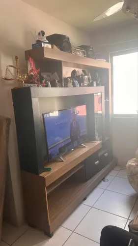 Estante com cristaleira