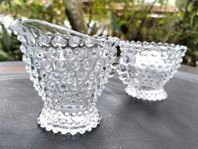 Delicados e exuberantes Par Açucareiro e Cremeira ornadas com bolinhas em Demi Cristal