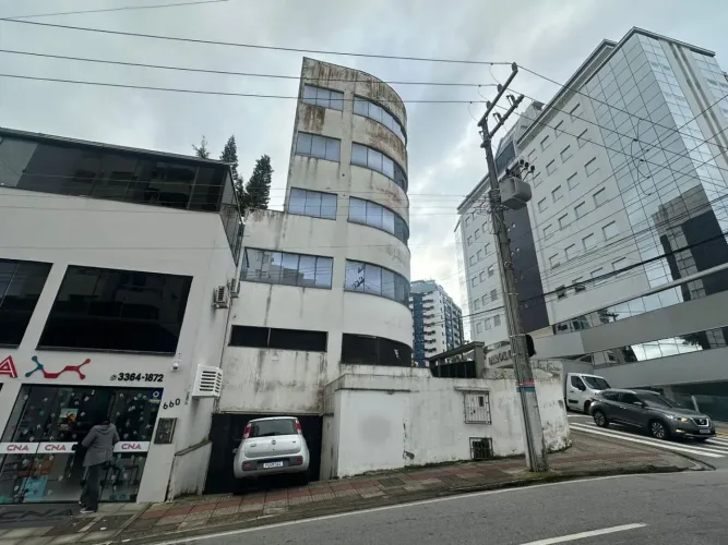Prédio Comercial com 8 vagas para Alugar no Centro de Florianópolis.