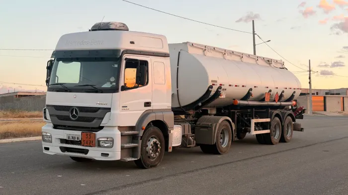Mercedes Axor 1933 LS com carreta tanque 
