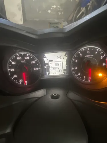 X-MAX 250 vermelha