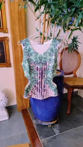 Blusa Lança Perfume estampa tropical + recortes laterais