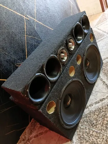 Vende se ou troco  som automotivo <br>1000<br>2 grave de 15 <br>4 cornetas e 2 twitter 
