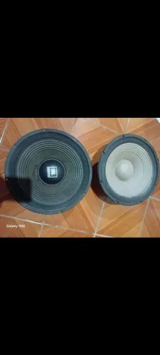 Vendo mesa de som mec. E dois alto-falantes 15" de 300 wts tudo funcionando...