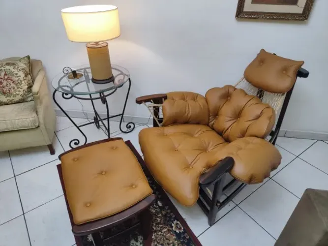 poltrona jangada jean gillon em jacarandá e couro natural 