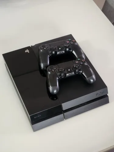 Playstation 4 500gb + 2 controles