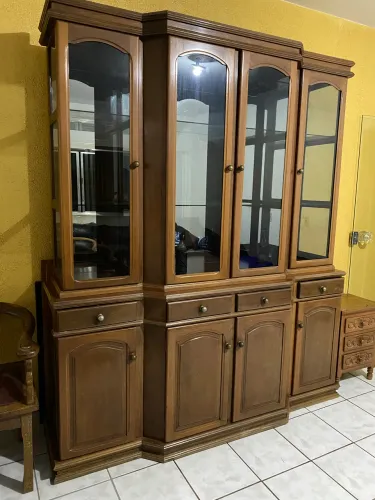 Cristaleira em mogno