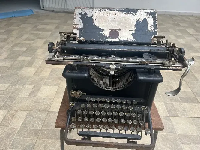 Máquina De Escrever Antiga Remington