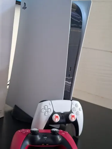 PS5 COM LEITOR DE DISCO E DOIS CONTROLES