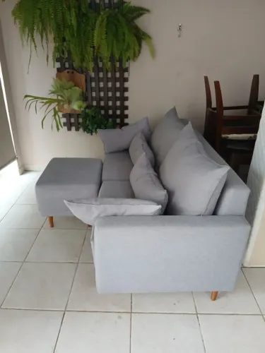 Sofá de 3 lugares com puff