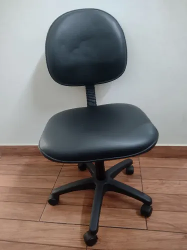 Vendo Cadeira Giratória Executiva, revestida em couro ecológico preto.