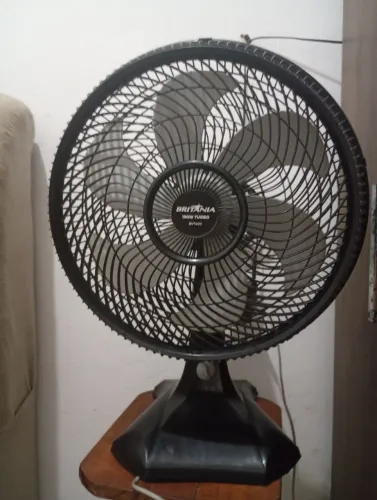 Ventilador de mesa Britânia turbo 45cm tensão de 127v 150w de potência
