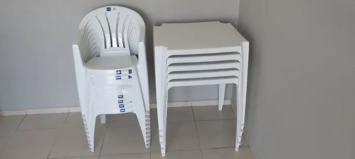 Mesa e cadeira de plástico 