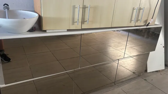 Aéreo de mdf , porta espelhada
