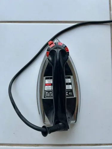 Ferro de passar roupa semi novo