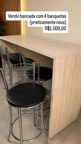 Bancada com 4 banquetas