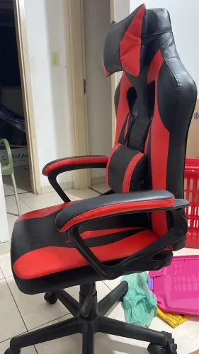  Vendo cadeira gamer em perfeito estado R$ 300,00 aceito cartão.
