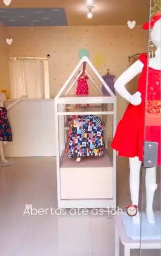 Casinha expositora para loja infantil mdf com metalon