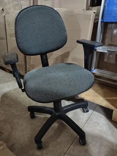Cadeira de escritório giratória ergonômica NR 17 cinza com preto