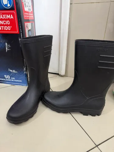 Bota preta impermeável de borracha 