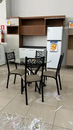 Mesa pequena + 4 cadeiras