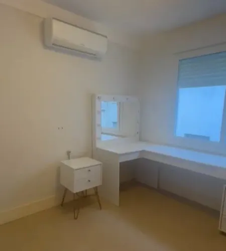 Escrivaninha e gaveteiro