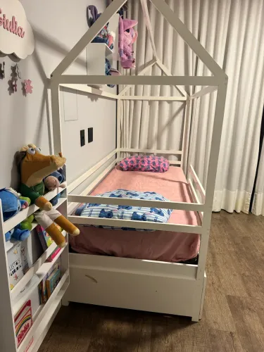Cama infantil  montessoriana em ótimo estado. Possui proteção lateral e cama auxiliar