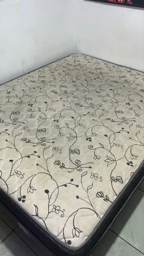 Cama Queen seminova 