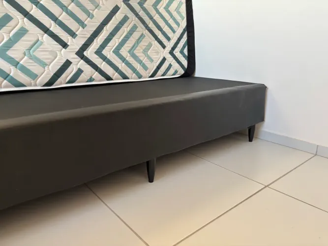 Base cama solteiro com colchão Ortobom.