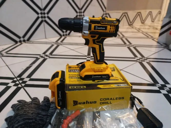 Furadeira e Parafusadeira Sem Fio 26V com 2 Baterias + Kit Completo - Nova