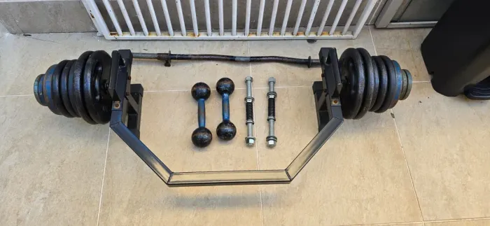 Pesos e equipamentos para musculação