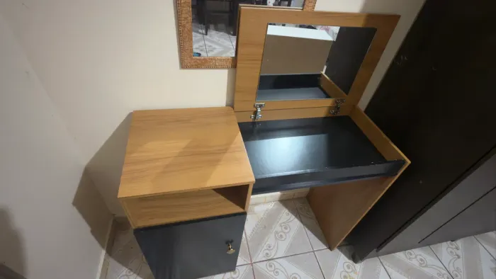 Uma penteadeira em ótimo estado, apenas 1 mês de uso