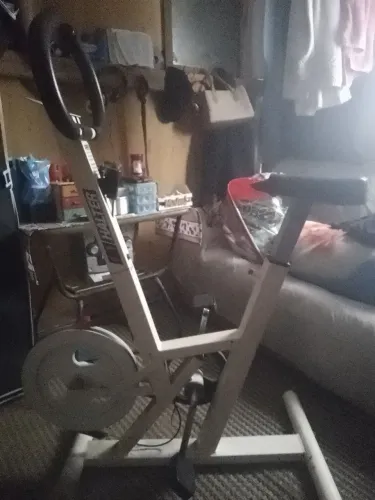 Vendo bicicleta ergométrica modelo antigo,tem um defeito no banco mas não interfere em nad