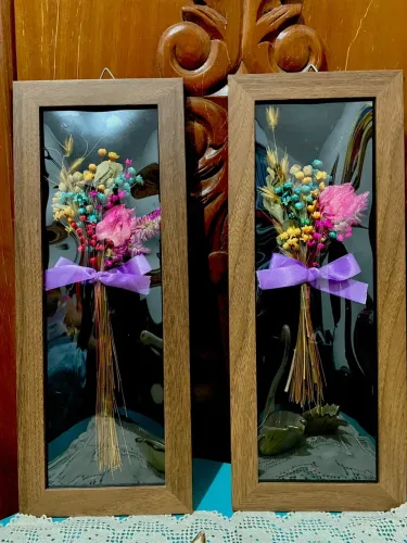 QUADRO DECORATIVO VINTAGE COM ARRANJOS SEMPRE-VIVA