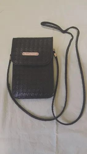 Bolsa porta celular em Corino trecê com alça 2 divisória preta medidas 17x11medidas
