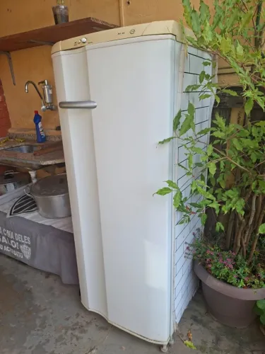 Vendo Geladeira Electrolux 240L - Compacta, Econômica e Perfeita para Você!