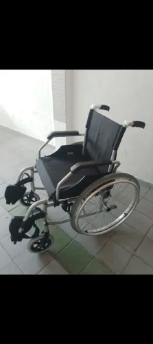 Cadeira de rodas semi nova sem detalhe, usado duas vezes